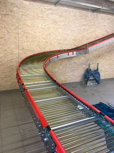 Die Eierstrasse: Hiermit werden die Eier aus den Legenester in den Packerraum transportiert. Eierstrasse